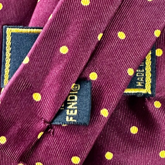 Classic and Timeless Fendi Cravatte Tie Handmade in Italy Pure silk polka dots - Picture 6 of 6